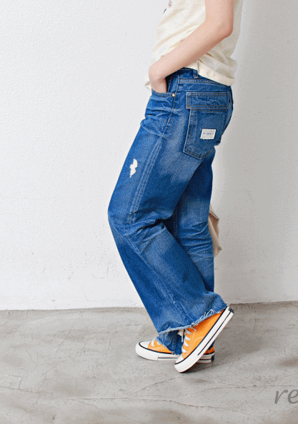 Boots cut jeans-pocket point