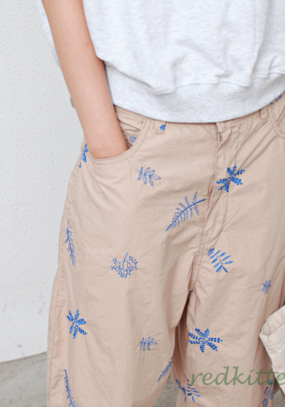 Pine needle embroidery pants