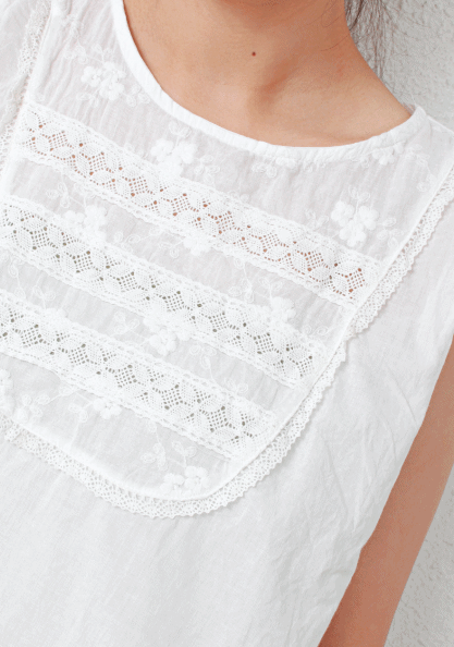 A-line sleeveless blouse