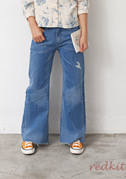 01Boots cut jeans