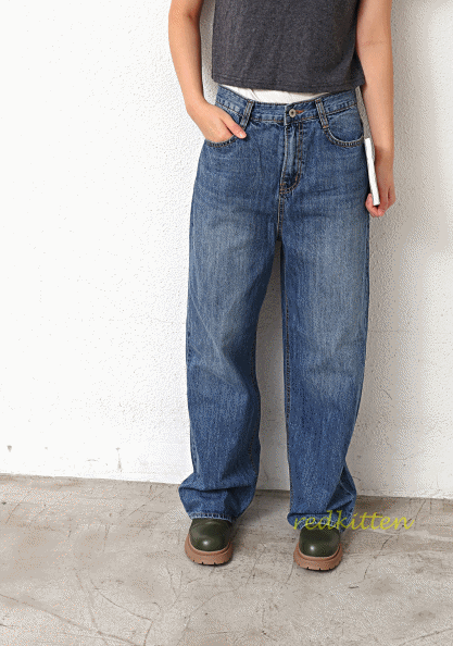 Comfortable straight style jeans